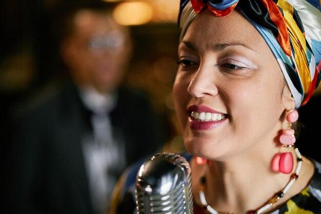 Descubra os hits latinos que conquistaram o mundo e embalam festas com ritmo e emoção