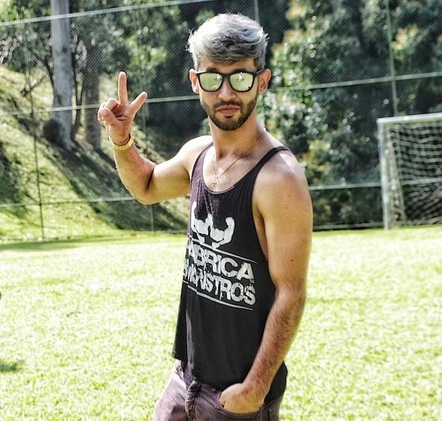 Cantor celebra solteirice com fotos sensuais e dá entrada no divórcio de Virgínia Fonseca