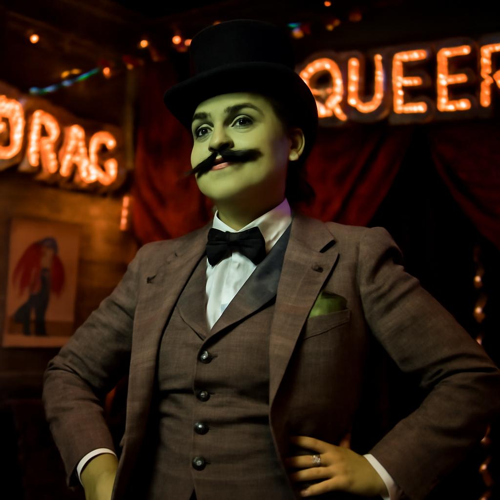 Com um visual monstruoso e performances únicas, Henlo Bullfrog traz o poder da diversidade para o reality ‘King of Drag’