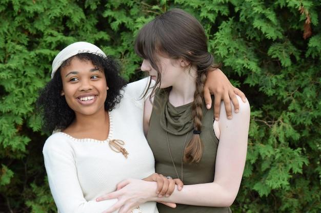 Após superar infecção bacteriana, cantora surge radiante com ícones internacionais e mostra força e energia renovada