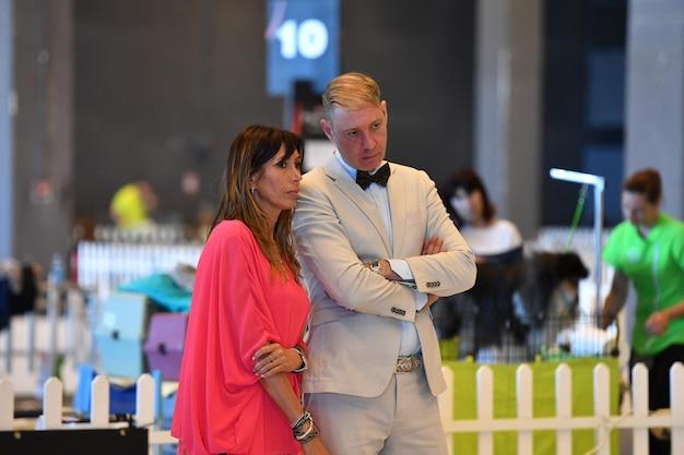 Celebrando o amor em grande estilo, casal reúne convidados ilustres para festa com Lady Gaga e Elton John