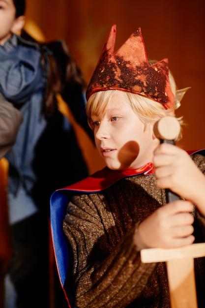 Espetáculo off-Broadway imagina futuro do príncipe com temas LGBTQIA+ e provoca debates intensos em Nova York