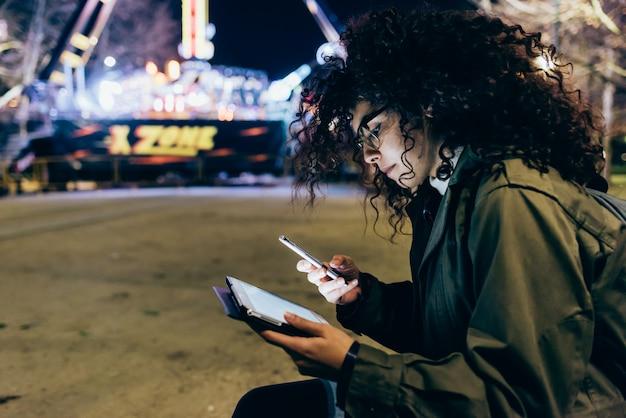 Cantora interrompe apresentação ao vivo e emociona público LGBTQIA+ com coragem e conexão