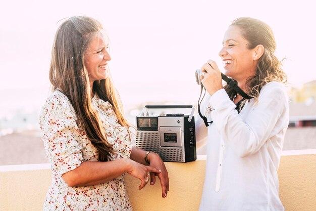 Barbra Streisand une forças com Mariah Carey e Ariana Grande em hino de empoderamento 12 Trio feminino poderoso lança 'One Heart One Voice', celebrando escolhas e representatividade feminina na música