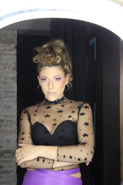 Cantora brilha com body ultracavado e casaco de pele em celebração cheia de estilo e afeto