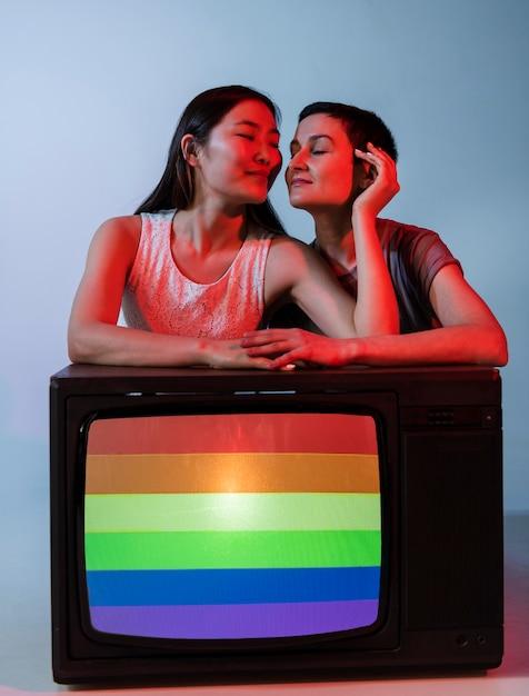 Apresentador dá visibilidade ao amor LGBTQIA+ com pedido de casamento entre dois homens no programa