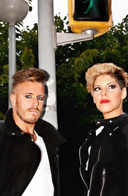 Cantora latina é ignorada em evento de moda e recebe apoio firme de Ricky Martin e fãs LGBTQIA+