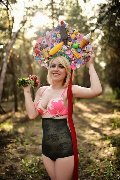 La cantante colombiana irradia energía tropical y se corona como la reina del verano con su álbum Tropicoqueta