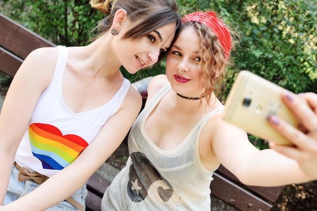 A Rainha do Rebolado encanta público LGBTQIA+ com figurino ousado e repertório vibrante em boate irlandesa
