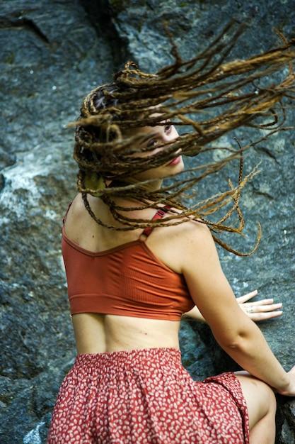 Cantora brasileira exibe corpo impecável e esbanja estilo em praias paradisíacas de Formentera, Espanha