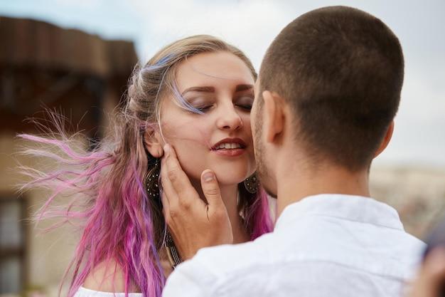 Popstar mostra força e conexão com o público LGBTQIA+ mesmo após tropeço durante apresentação em Las Vegas
