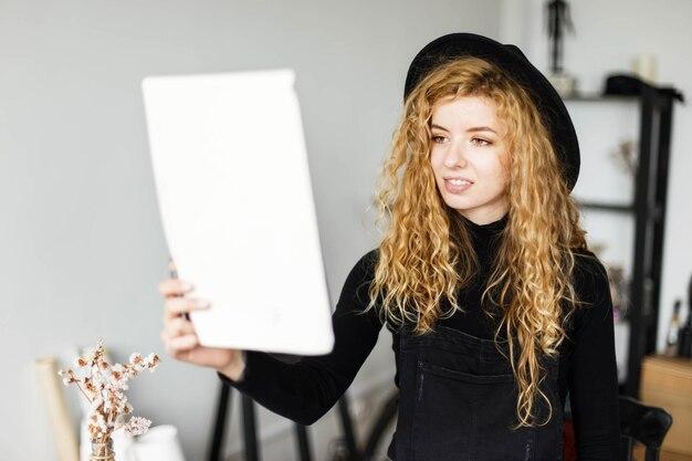 Madonna anuncia álbum sequência de Confessions On a Dance Floor 13 Ícone pop compartilha fotos do estúdio em Londres e provoca ansiedade entre fãs LGBTQIA+