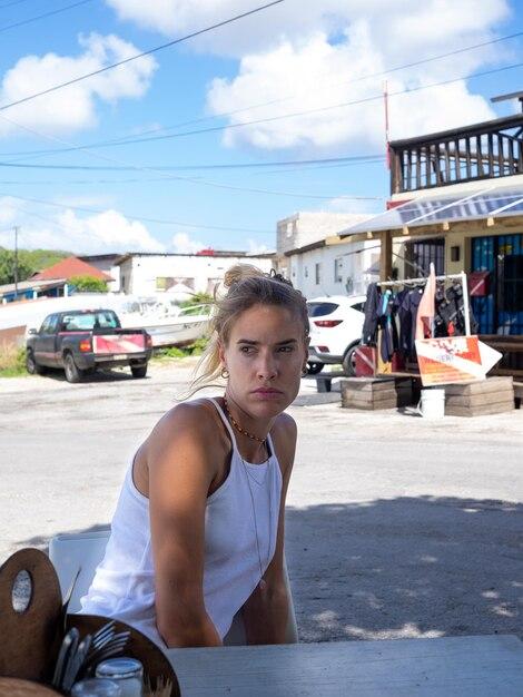 Cantora brasileira é vista curtindo dias de verão em Formentera, Baleares, em momento cheio de estilo e autenticidade