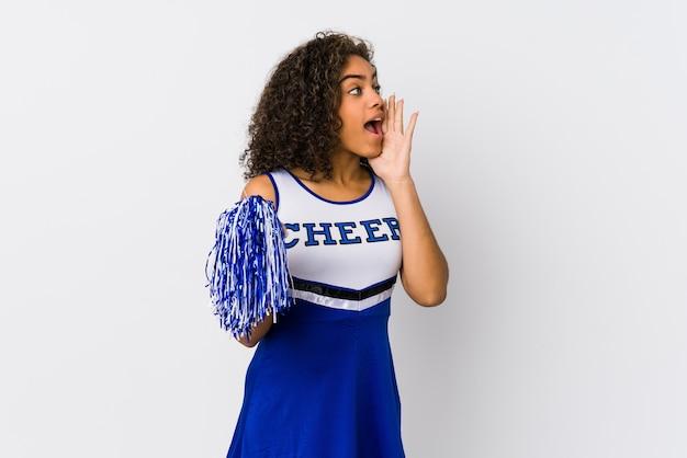 Atriz e apresentadora puertorriquenha arrasa ao exibir visual cheio de energia e charme nas redes sociais