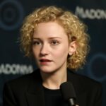 Atriz revela que o aguardado filme sobre Madonna ainda está previsto, apesar das pausas na produção