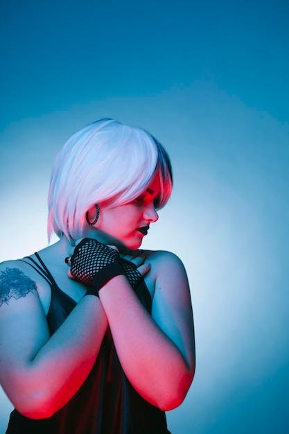 Popstar estreia como professora em Nevermore e traz 'Dead Dance' para a série que estreia em agosto