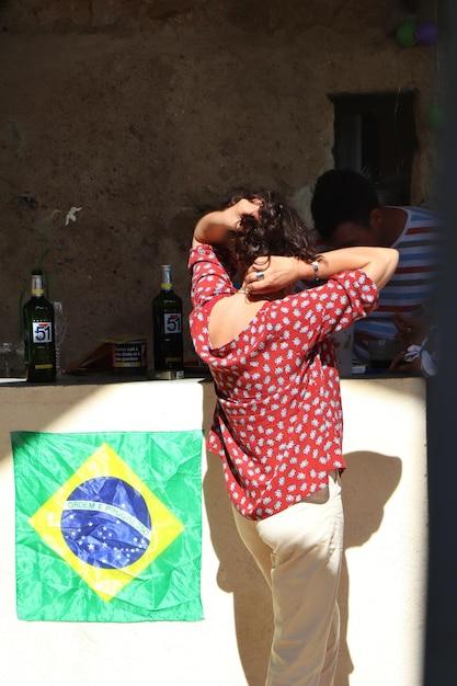 Marca sueca lança coleção verão 2025 com Gilberto Gil, Anitta e mais 36 talentos brasileiros