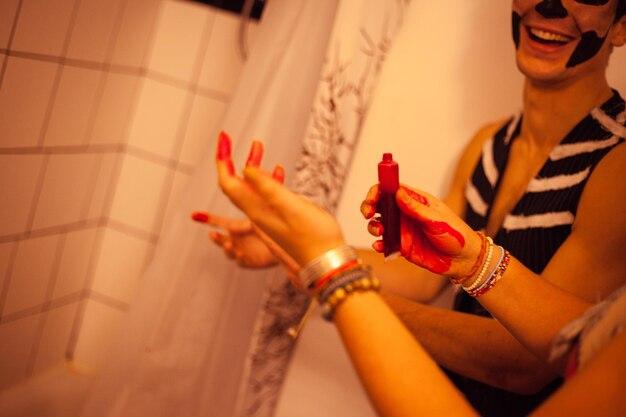 Descubra como arrasar com unhas vermelhas que exalam confiança e estilo neste verão 2025