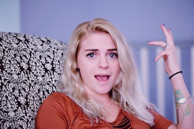 Atriz australiana encanta fãs em Los Angeles com penteado que remete ao clipe icônico 'Oops... I Did It Again'.