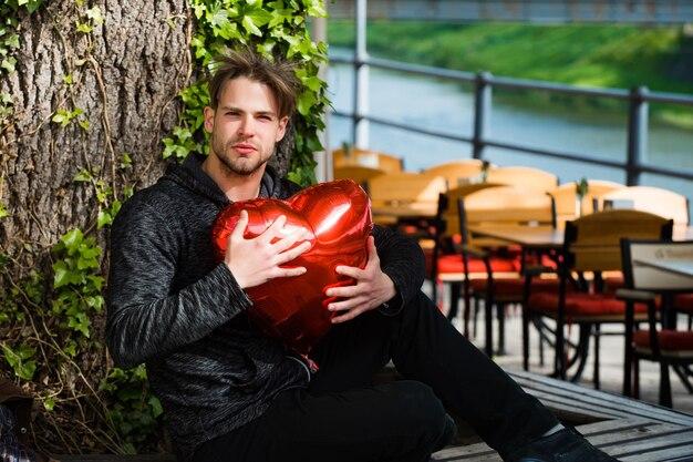 Adolescente e fã de animé, Valentino conquista fãs com estilo único e talento na dança