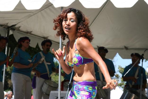 Após infecção, cantora brilha no México com energia renovada e novos hits