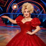 Performista e estrela de RuPaul’s Drag Race UK traz brilho e emoção para a nova temporada do reality na BBC