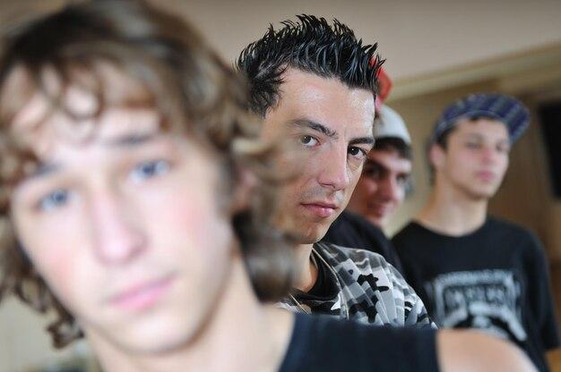 Ataque brutal contra dois rapazes evidencia insegurança e intolerância na região central da capital sul-mato-grossense