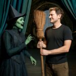 Wicked revela o herói invisível: o ator que dá vida à vassoura 12 Nos bastidores do filme Wicked, conheça Charlie, o talento por trás da icônica vassoura de Elphaba