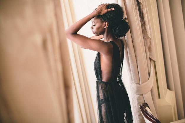Ícone fashion compartilha dicas essenciais para dominar o look nude com confiança e estilo
