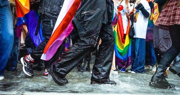 Estrela LGBTQIA+ de Pose se afasta do evento Mardi Gras para recuperação; festival segue com grande line-up