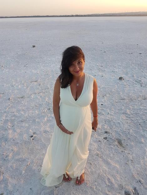 Cantora brilha em Beverly Hills exibindo sua beleza e autenticidade na espera do terceiro filho