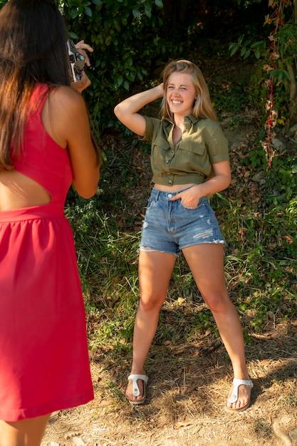 Cantora arrasa em foto de bastidores com biquíni brilhante e inspira comparações emocionantes com a icônica Britney Spears