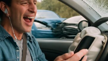 Vídeo viral mostra jovem que capotou o carro enquanto se empolgava com música da diva pop