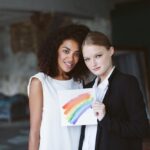 Cantora transforma palco em ato político e celebra cultura LGBTQIA+ com drag queens e ballroom