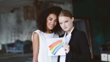 Cantora transforma palco em ato político e celebra cultura LGBTQIA+ com drag queens e ballroom