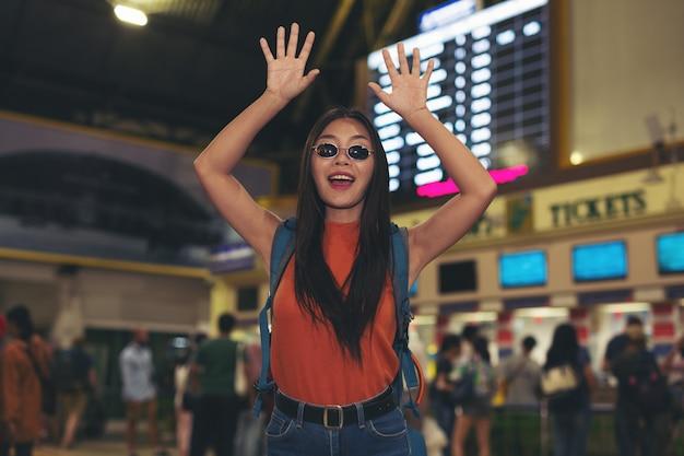 Cantora trans enfrenta tombo durante apresentação e levanta com sorriso, conquistando ainda mais o público LGBTQIA+