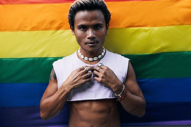 Cantora queer revela como o amor e a sexualidade fortalecem sua carreira e encara críticas com autenticidade