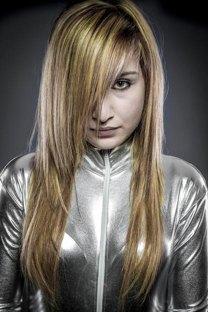 Lady Gaga surpreende com transformação capilar inspirada em Enid Sinclair 12 Cantora abandona visual gótico para um estilo mais luminoso e angelical, celebrando a diversidade e autenticidade