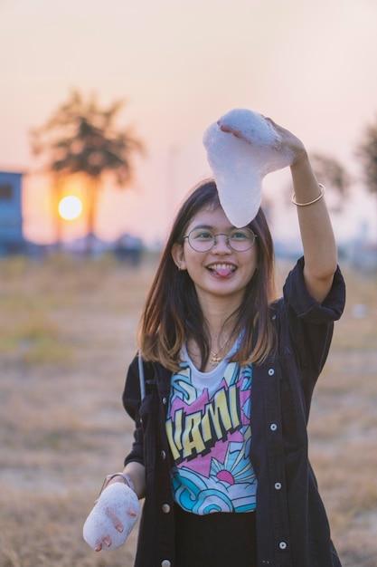 Cantora brasileira representa a diversidade LGBTQIA+ em festival icônico dos EUA