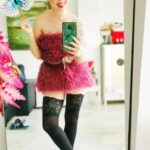Estrela de 'The Summer I Turned Pretty' aposta em vestidos metálicos e acessórios nostálgicos para celebrar o final da temporada