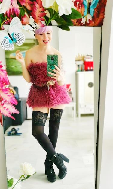 Estrela de 'The Summer I Turned Pretty' aposta em vestidos metálicos e acessórios nostálgicos para celebrar o final da temporada
