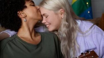 A artista emocionou fãs ao parabenizar casal queer no palco e reforçar apoio à diversidade LGBTQIA+