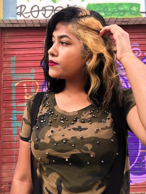 A cantora compartilha emoção ao receber elogio da diva Beyoncé e anuncia novo disco para outubro