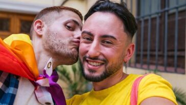 Ator fala sobre momentos íntimos em séries e filmes que marcaram sua carreira LGBTQIA+