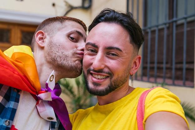 Ator fala sobre momentos íntimos em séries e filmes que marcaram sua carreira LGBTQIA+
