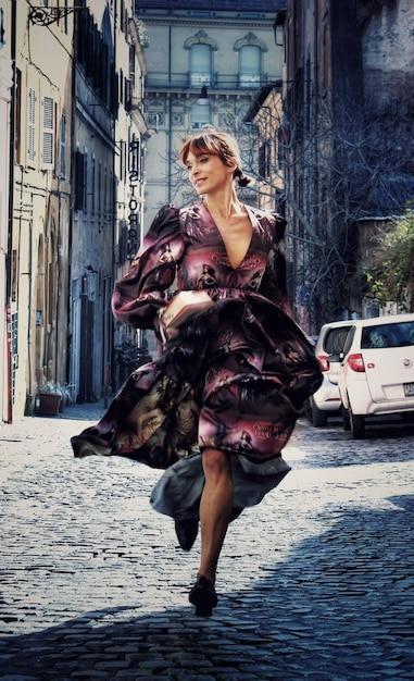 Cantora brasileira é atração principal e leva sua energia única ao evento que abre a Fashion Week na França