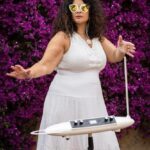 Cantora representa poder feminino e diversidade no palco histórico do Le Défilé em Paris, França