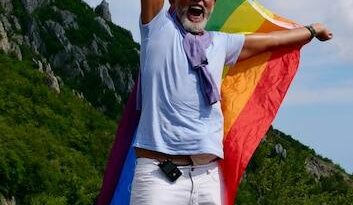 Ex-prefeito do Rio foi punido por ordenar recolhimento de quadrinhos com beijo LGBTQIA+ na Bienal do Livro