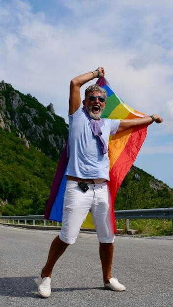 Ex-prefeito do Rio foi punido por ordenar recolhimento de quadrinhos com beijo LGBTQIA+ na Bienal do Livro