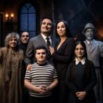 Montagem encanta público com humor sombrio e afeto sincero na icônica história da família excêntrica